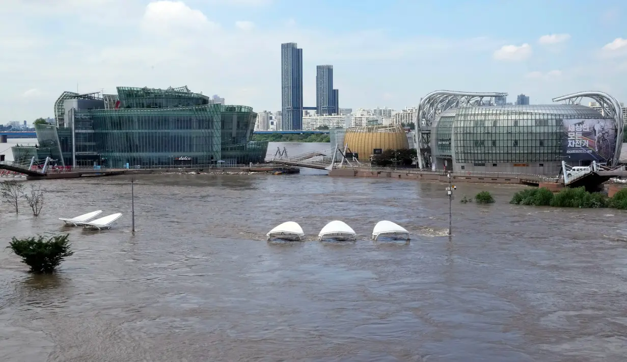 Taman di sepanjang Sungai Han dibanjiri karena hujan deras di Seoul, Korea Selatan, Rabu (10/8/2022). Upaya pembersihan dan pemulihan meningkat pesat saat langit cerah setelah dua hari curah hujan yang memecahkan rekor sehingga menyebabkan banjir bandang, merusak ribuan bangunan, jalan, serta menewaskan banyak orang. (AP Photo/Ahn Young-joon)