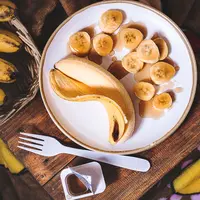 ilustrasi pisang/Photo by Eiliv-Sonas Aceron on Unsplash