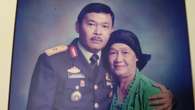 Komjen Pol Idham Aziz bersama ibunya, Hj Tuti Pertiwi Aziz.(Lipitan6.com/Ahmad Akbar Fua)