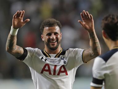Pemain Tottenham Hotspur, Kyle Walker (kiri) merayakan gol bersama rekannya Son Heung-min saat melawan Kitchee Sports Club di Hong Kong, (26/5/2017). Tottenham menang 4-1. (AP/Kin Cheung)