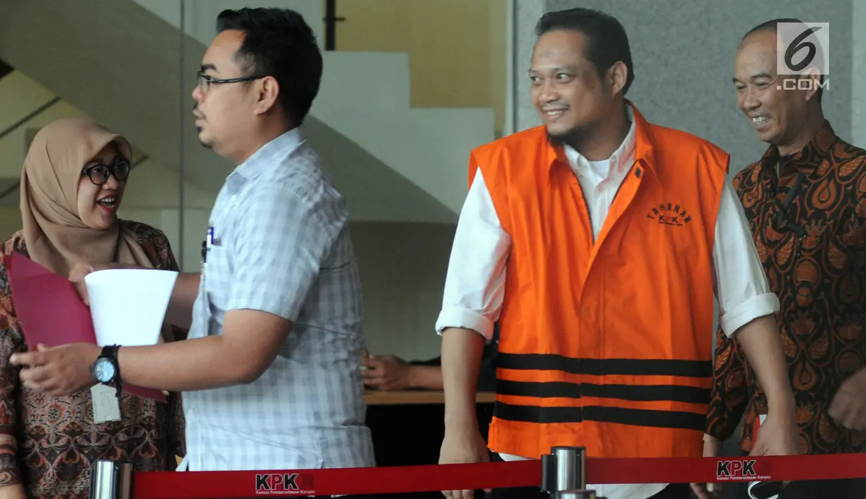Tersangka panitera pengganti PN Medan Helpandi (rompi oranye) seusai menjalani pemeriksaan di Gedung KPK, Jakarta, Rabu (31/10). Helpandi diperiksa sebagai saksi untuk tersangka pengusaha Tamin Sukardi. (Merdeka.com/Dwi Narwoko)