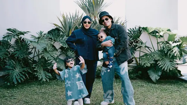7 Potret Atta Halilintar Ajak Keluarga Liburan, Ameena Berani Naik Kuda Poni