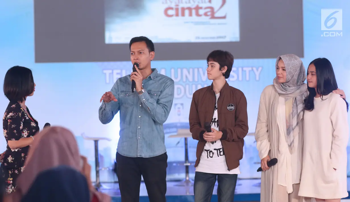 Salah satu pemeran film Ayat Ayat Cinta 2, Fedi Nuril (kedua kiri) menjawab pertanyaan seputar proses syuting film terbarunya saat gelaran Emtek Goes To Campus 2017 di Universitas Telkom, Bandung, Rabu (29/11). (Liputan6.com/Helmi Fithriansyah)