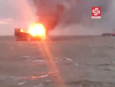 Sebuah gambar menampilkan suatu kilang minyak diatas laut yang terbakar di Laut Kaspia, Azerbaijan, (5/12) . Kilang minyak tersebut adalah milik Perusahaan negara SOCAR. (Reuters)