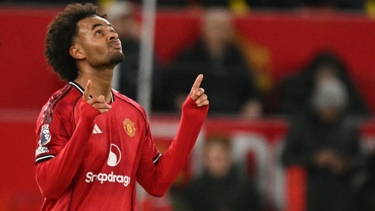 Manchester United Bergejolak, AS Roma Gigit Jari Batal Rekrut Penyerang Idaman