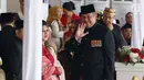 Presiden RI ke-6, Susilo Bambang Yudhoyono (SBY) melambaikan tangan saat menghadiri upacara peringatan kemerdekaan ke-72 di Istana Merdeka, Jakarta, Kamis (17/8). SBY datang bersama Ibu Ani Yudhoyono. (Liputan6.com/Pool)
