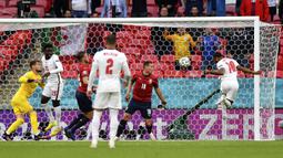 Masuk menit ke-12, Timnas Inggris berhasil memimpin lebih dulu. Umpan dari Jack Grealish mampu dituntaskan Raheem Sterling menjadi gol dengan sundulan. (Foto: AP/Pool/Justin Tallis)