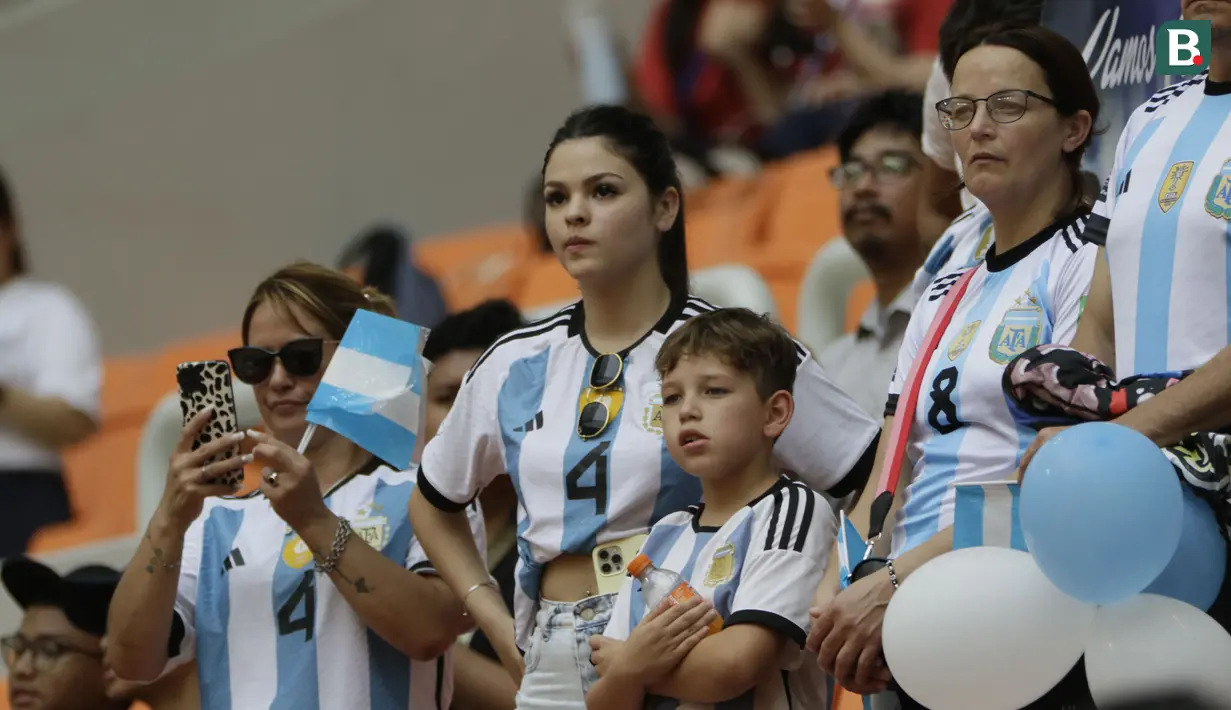 <p>Satu keluarga suporter Argentina memberi dukungan kepada Timnas Agentina U-17 saat menghadapi Timnas Polandia U-17 pada laga ketiga Grup D Piala Dunia U-17 2023 di Jakarta International Stadium (JIS), Jakarta Utara, Jumat (17/11/2023). (Bola.com/Ikhwan Yanuar)</p>
