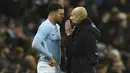 Pelatih Manchester City, Pep Guardiola, memberikan instruksi kepada Kyle Walker saat melawan Burnley, pada laga Piala FA di Stadion Etihad, Manchester, Sabtu (6/1/2018). City menang 4-1 atas Burnley. (AFP/Oli Scarff)