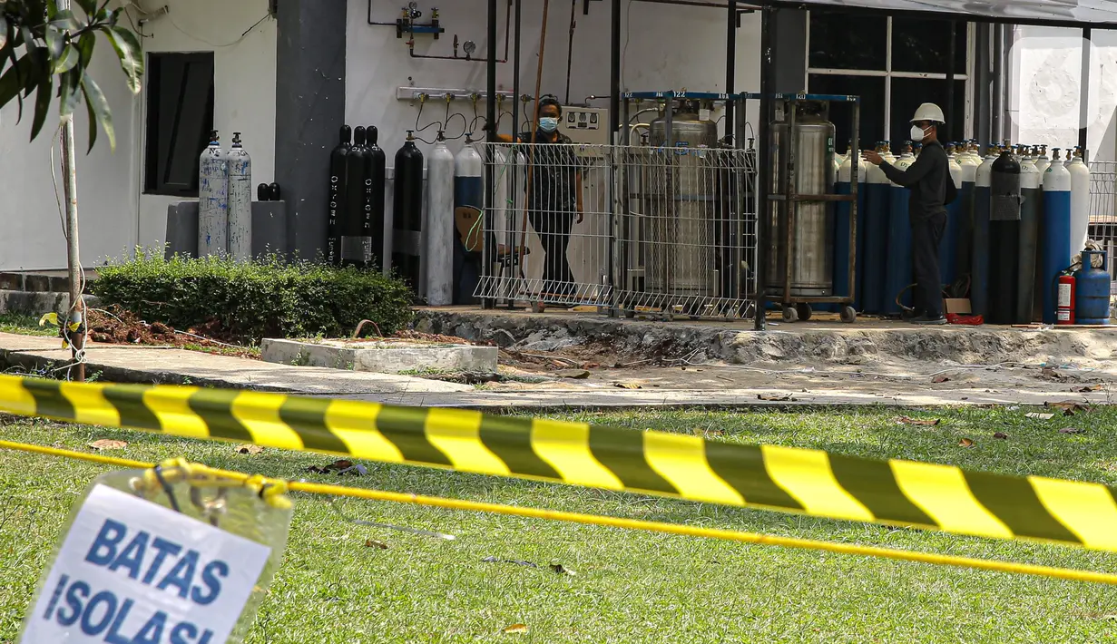 Petugas mengecek kondisi tabung oksigen saat hari pertama pengoperasian Rs. Darurat Covid Asrama Haji Pondok Gede, Jakarta, Sabtu (10/7/2021). Rs. Darurat Covid Asrama Haji Pondok Gede akan mulai beroperasi pada Sabtu (10/7) dengan daya tampung 900 tempat tidur isolasi, 50 ICU, dan 40 HCU. (Lipu