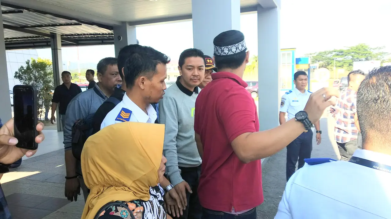 Dua Terpidana korupsi, mantan Walikota Kendari Adriatma Dwi Putra dan ayahnya Asrun, saat tiba di Bandar Udara Haluoleo Kendari, Rabu (7/11/2018).