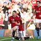 Gelandang Manchester United Scott McTominay (kiri) merayakan bersama&nbsp;rekannya Alejandro Garnacho (2 kanan) setelah mencetak gol kedua ke gawang Brentford dalam pertandingan Liga Inggris. MU menang 2-1 di Old Trafford, Sabtu, 7 Oktober 2023.&nbsp;(Darren Staples / AFP)