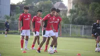 Suasana latihan Timnas&nbsp;Indonesia U-17 untuk persiapan Piala Dunia U-17 2025 di Stadion Gelora Samudera, Kuta. (Bola.com/Alit Binawan)