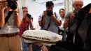 Wakil Presiden dan Spesialis Senior Sotheby's, Cassandra Hatton menunjukan tas yang dibawa mendarat Astronot Neil Amstrong di bulan kepeada awak media saat di lelang di New York, AS (13/7). (AFP Photo/Jewel Samad)