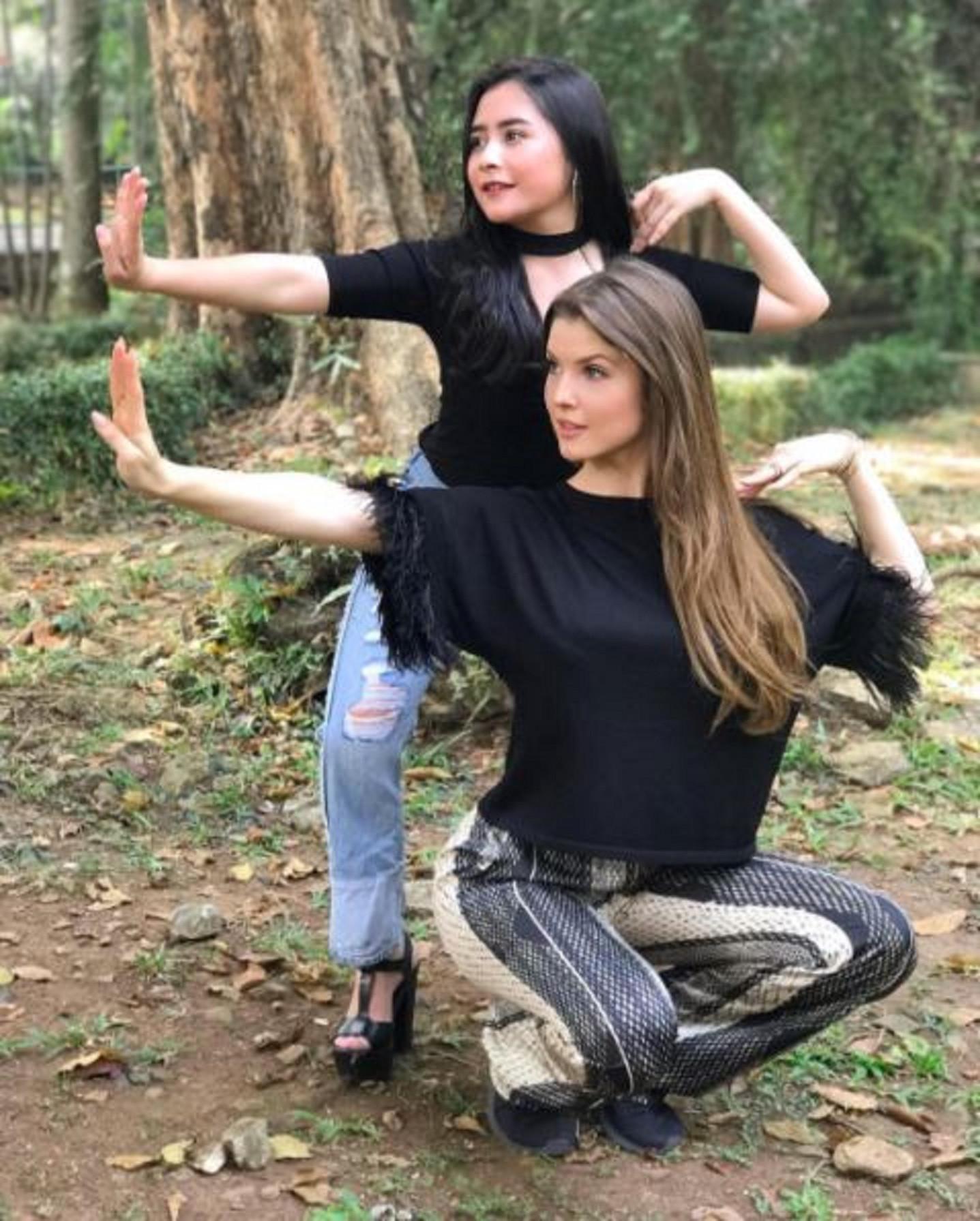 Prilly Latuconsina Ajari Amanda Cerny Tarian Lokal News Entertainment Fimela Com
