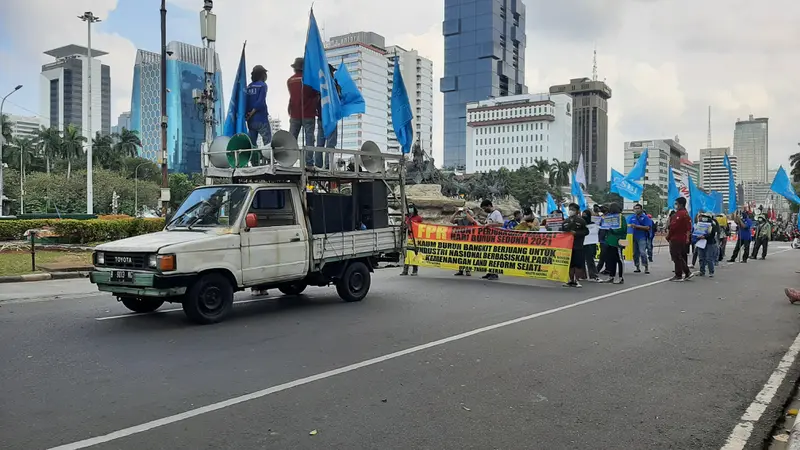 Buruh menyampaikan aspirasi di kawasan Patung Kuda Arjuna Wiwaha, Jakarta Pusat, Sabtu (1/5/2021).