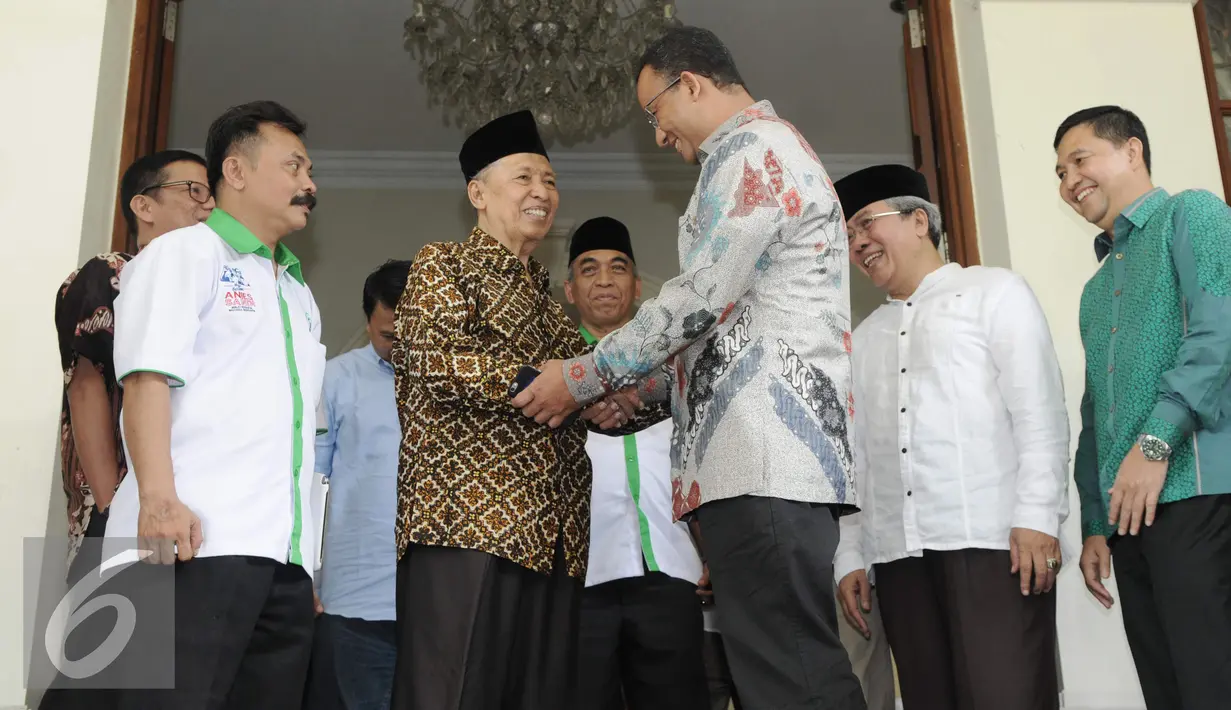 Anies Baswedan berjabat tangan dengan mantan Wakil Presiden RI Hamzah Haz saat kunjungannya ke kediaman Hamzah Haz, Jakarta, Rabu (16/11). Dalam pertemuan itu keduanya membicarakan pendidikan Indonesia dan akhlak bangsa. (Liputan6.com/Helmi Affandi)