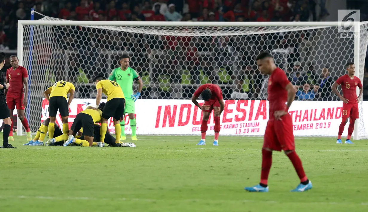 Pemain Malaysia merayakan kemenangan usai melawan Indonesia pada laga perdana Grup G Penyisihan Kualifikasi Piala Dunia 2022 zona Asia di Stadion GBK, Jakarta, Kamis (5/9/2019). Indonesia kalah 2-3. (Liputan6.com/Helmi Fithriansyah)