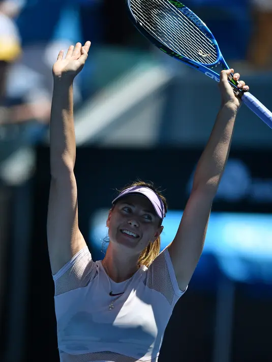 Petenis Rusia Maria Sharapova melakukan selebrasi usai pertandingan melawan Tatjana Maria pada putaran pertama di kejuaraan tenis Australia Terbuka 2018 di Melbourne (16/1). Sharapova menang 6-1, 6-4. (AFP Photo / Greg Wood)