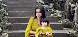 Gaya kompak Jessica Iskandar dan Putrinya Kenakan Kebaya Hijau. [@inijedar]