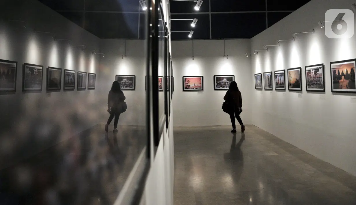 Pengunjung mengamati karya foto dalam Pameran Fotografi Cagar Budaya di Museum Nasional, Jakarta, Kamis (3/10/2019). Pameran yang berlangsung dari 3-9 Oktober mendatang tersebut dalam rangka mengenalkan sekaligus melestarikan cagar budaya Tanah Air kepada masyarakat. (merdeka.com/Iqbal Nugroho)