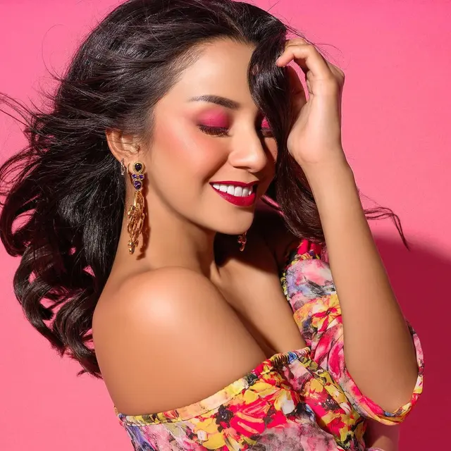 Gaya Pemotretan Kirana Larasati Dengan Tema Pink. (Sumber: Instagram/riomotret)