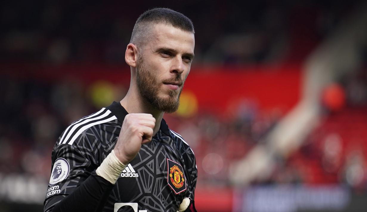 Peran seorang kiper di bawah mistar gawang tentu amat krusial bagi sebuah dan berbanding lurus dengan ketajaman soerang striker di lini depan. Sering kali ketangguhan kiper menjadi faktor penentu yang menentukan hasil sebuah laga di liga yang sangat kompetitif seperti Liga Inggris. Hingga pekan ke-33 Liga Inggris musim 2022/2023, tercatat 8 kiper jadi yang terdepan dalam urusan menghindarkan timnya dari kebobolan dengan membuat clean sheets terbanyak dalam sebuah laga. Berikut daftar 8 kiper tersebut. (AP Photo/Dave Thompson)