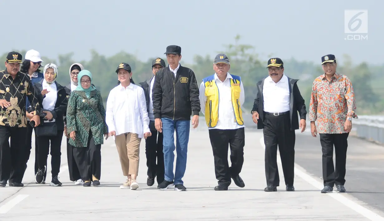 Presiden Joko Widodo didampingi Ibu Negara Iriana Joko Widodo dan sejumlah menteri meninjau ruas jalan tol Trans-Jawa seusai peresmian di Jawa Timur, Kamis (20/12). Jokowi meresmikan empat ruas tol Trans Jawa seksi Jawa Timur. (Liputan6.com/Angga Yuniar)