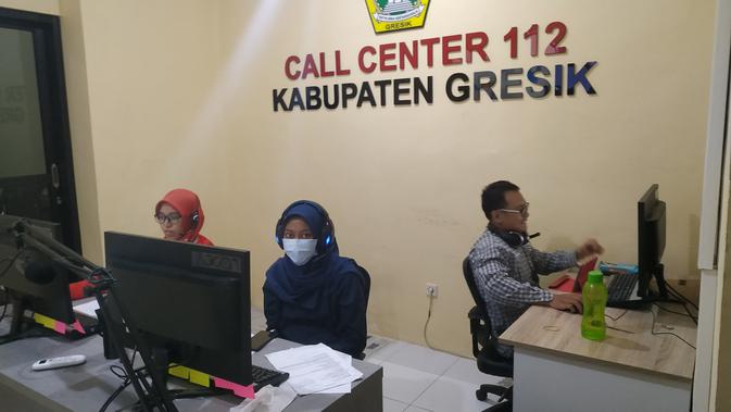 Pemkab Gresik menyiapkan layanan Call Center 112 kedaruratan untuk mengoptimalkan penanggulangan bencana non alam dan percepatan penanganan Corona COVID-19. (Liputan6.com/ Dian Kurniawan)
