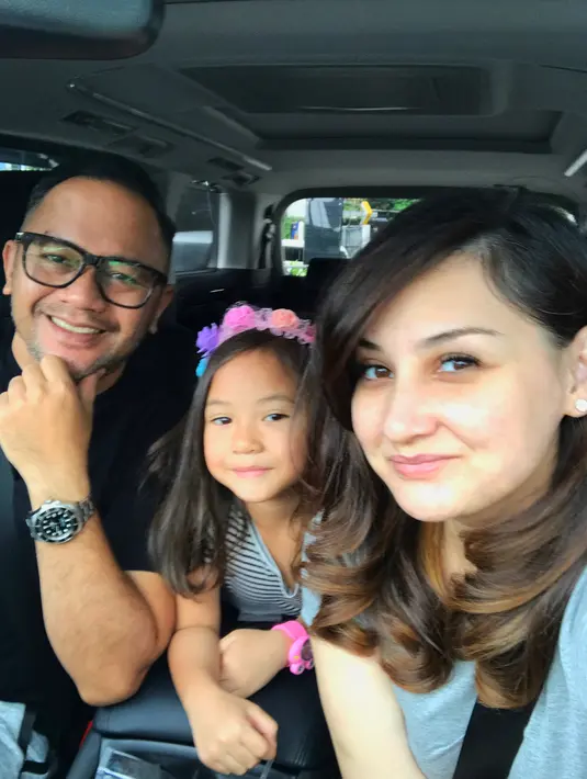 "Kita berharap sekolah bisa menstimulasi anak. Fisik dan mental tetap tanggung jawab orangtua. Makanya, kita hanya bisa meminta bantuan sekolah untuk membentuk karakternya," ujar Mona Ratuliu. (Instagram/indrabrasco)