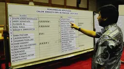 Komisi XI DPR memilih lima anggota BPK hasil uji kelayakan dan kepatutan yaitu, Moermahadi Soerja Djanegara, Harry Azhar Aziz, Eddy Mulyadi Soepardi, Rizal Djalil dan Achsanul Qosasih, Jakarta, (15/9/14). (Liputan6.com/Andrian M Tunay) 