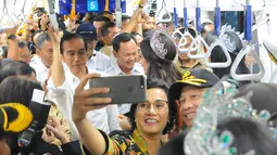 Presiden Joko Widodo mencoba moda transportasi MRT dari Stasiun Bundaran HI-Lebak Bulus di Jakarta, Selasa (19/3). Jokowi mengajak sejumlah Menteri Kabinet Kerja menjajal MRT Jakarta. (Liputan6.com/Angga Yuniar)