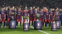 Pemain dan Official tim Barcelona berfoto bersama dengan deretan piala yang diraih pada tahun 2015 sebelum melawan Real Betis pada laga La Liga Spanyol di Stadion Cam Nou, Barcelona,Kamis (31/12/2015) dini hari WIB. (REUTERS/Stringer)  