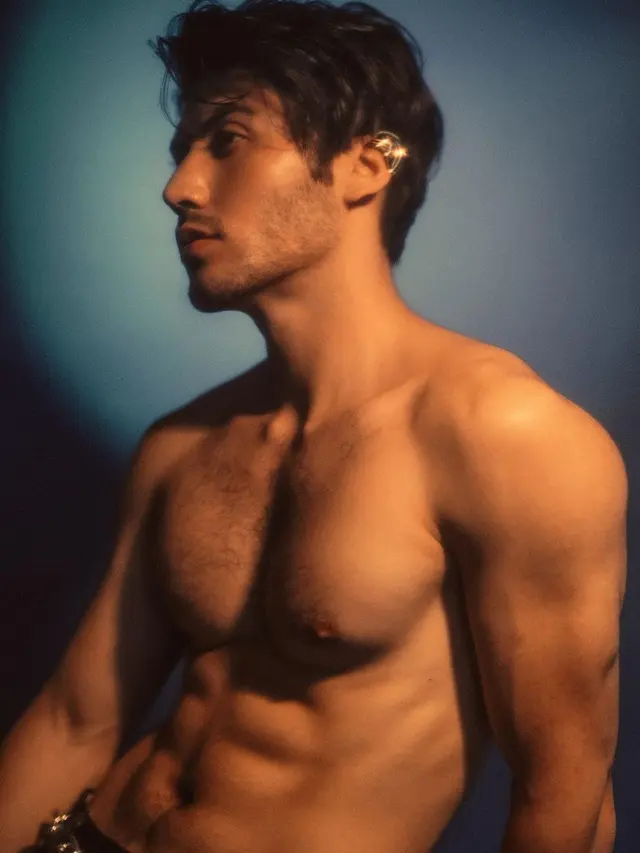 7 Gaya Valentino Peter Pamer ABS Ini Curi Perhatian