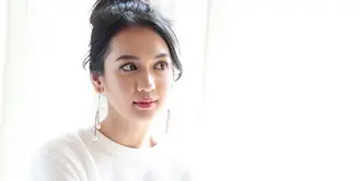 Dea Anissa, belum lama ini mengalami musibah yang cukup menyedihkan. Ia kehilangan barang berharganya berupa kamera yang memiliki nilai hingga ratusan juta rupiah. Alhasil, ia pun membawanya ke ranah hukum. (Instagram/deaaannisa)