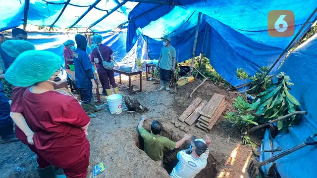 Tim forensik Biddokkes Pokda Jabar melakukan ekshumasi di makam bocah tewas di Kecamatan Kadudampit Kabuoaten Sukabumi (Liputan6.com/Istimewa)