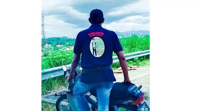Bikin Haru, Ayah Ini Pasang Pengumuman Anak Hilang di Kaus