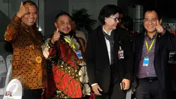 Pimpinan KPK Agus Rahardjo (kiri), Basaria Panjaitan (ketiga kiri) berfoto bersama anggota Komisi III DPR saat kunjungan di gedung baru KPK, Jakarta,  (22/2). Kunjungan yang merupakan bagian dari Rapat Dengar Pendapat (RDP). (Liputan6.com/Helmi Afandi)