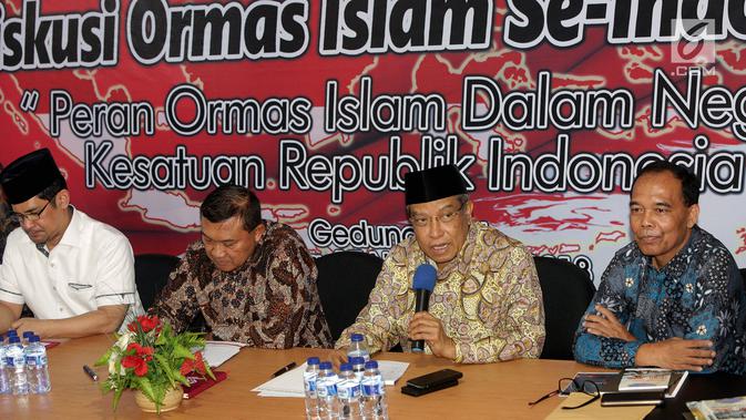 Ketua PBNU Said Aqil Siradj (kedua kanan) menjadi pembicara Diskusi Ormas Islam Se-Indonesia, di Jakarta, Sabtu (17/11). Diskusi tersebut membahas 