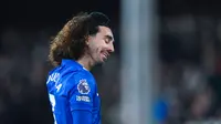 Pemain Chelsea, Marc Cucurella, meninggalkan lapangan setelah diganjar kartu merah saat melawan Fulham pada pekan ke-21 Premier League di Stadion Craven Cottage, Kamis (8/1/2026) dini hari WIB. (AP Photo/Dave Shopland)