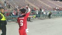 Gelandang Timnas Indonesia U-22, Ananda Raehan Alief, saat dihadang polisi Kamboja ketika akan menghampiri fans di Olympic Stadium, Phnom Penh, Selasa (17/5/2023). (Bola.com/Gregah Nurikhsani)