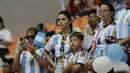 <p>Satu keluarga suporter Argentina memberi dukungan kepada Timnas Agentina U-17 saat menghadapi Timnas Polandia U-17 pada laga ketiga Grup D Piala Dunia U-17 2023 di Jakarta International Stadium (JIS), Jakarta Utara, Jumat (17/11/2023). (Bola.com/Ikhwan Yanuar)</p>