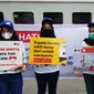 Sejumlah wanita di Medan sosialisasi keselamatan berlalu lintas di perlintasan sebidang kereta api