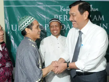 Menkopolhukam Luhut Panjaitan bersalaman dengan Ali Imron saat menghadiri kajian "Peran Islam untuk Perdamaian Indonesia, Jakarta, Selasa (28/6). Kajian Ramadan diselenggarakan oleh Wahid Foundation. (Liputan6.com/Helmi Afandi)