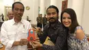 Chicco Jerikho dan Julie Estelle terlihat memberikan kopi kepada Presiden Jokowi. (Foto: instagram.com/chicco.jerikho)