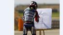 Jorge Lorenzo merayakan kemenangan dengan menulis di papan tulis dalam MotoGP Aragon, Spanyol, Minggu (27/9/2015). (Reuters/Marcelo del Pozo)
