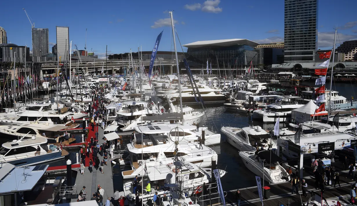 Puluhan perahu di pajang dalam pameran Sydney International Boat Show di Darling Harbour di Sydney, Australia (3/8). Acara ini memamerkan puluhan alat trasnportasi air canggih dan mewah. (AFP Photo/Saeed Khan)