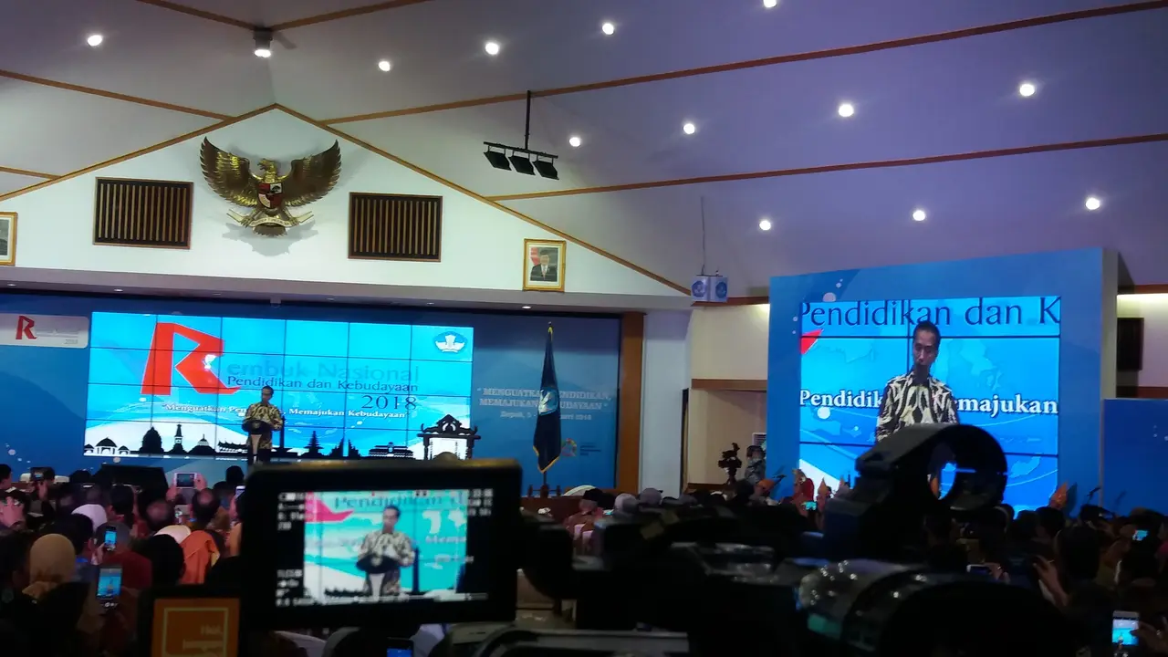 Jokowi membuka Rembuk Nasional Pendidikan dan Kebudayaan di Gedung Pusat Pendidikan dan Pelatihan Pegawai Kemendikbud. (Liputan6.com/Hanz Jimenez Salim)