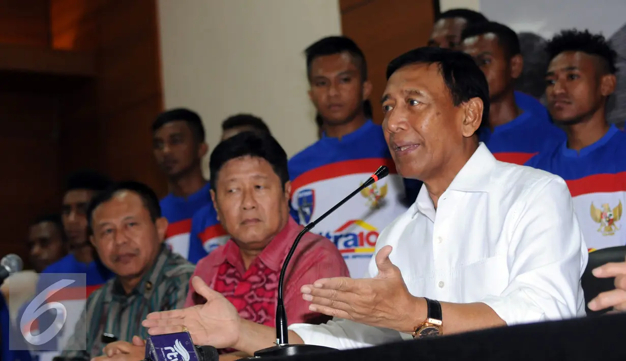 Menkopolhukam, Wiranto (kanan) memberi keterangan usai menerima kontingen Indonesia Football Community for Diplomatic Uni Papua FC di Jakarta, Jumat (12/8). Uni Papua FC bertolak dan melakoni laga di Finlandia. (Liputan6.com/Helmi Fithriansyah)