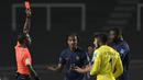Wasit asal Senegal, Issa Sy memberi kartu merah kepada bek Timnas Prancis U-20, Ousmane Camara (kanan) saat menghadapi Honduras pada laga terakhir Grup F Piala Dunia U-20 2023 di Unico Diego Armando Maradona Stadium, La Plata, Argentina, Senin (29/5/2023) dini hari WIB. (AFP/Juan Mabromata)